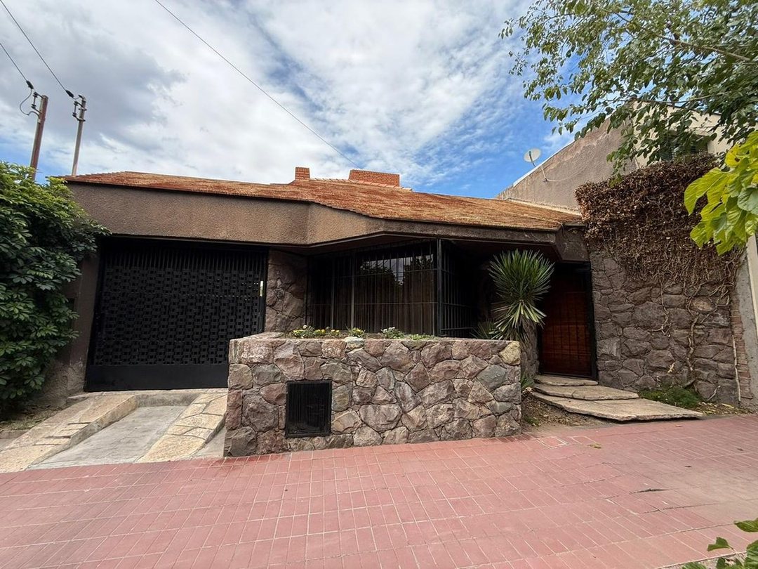 CASA EN VENTA- SEXTA SECCIÓN, CIUDAD DE MENDOZA
