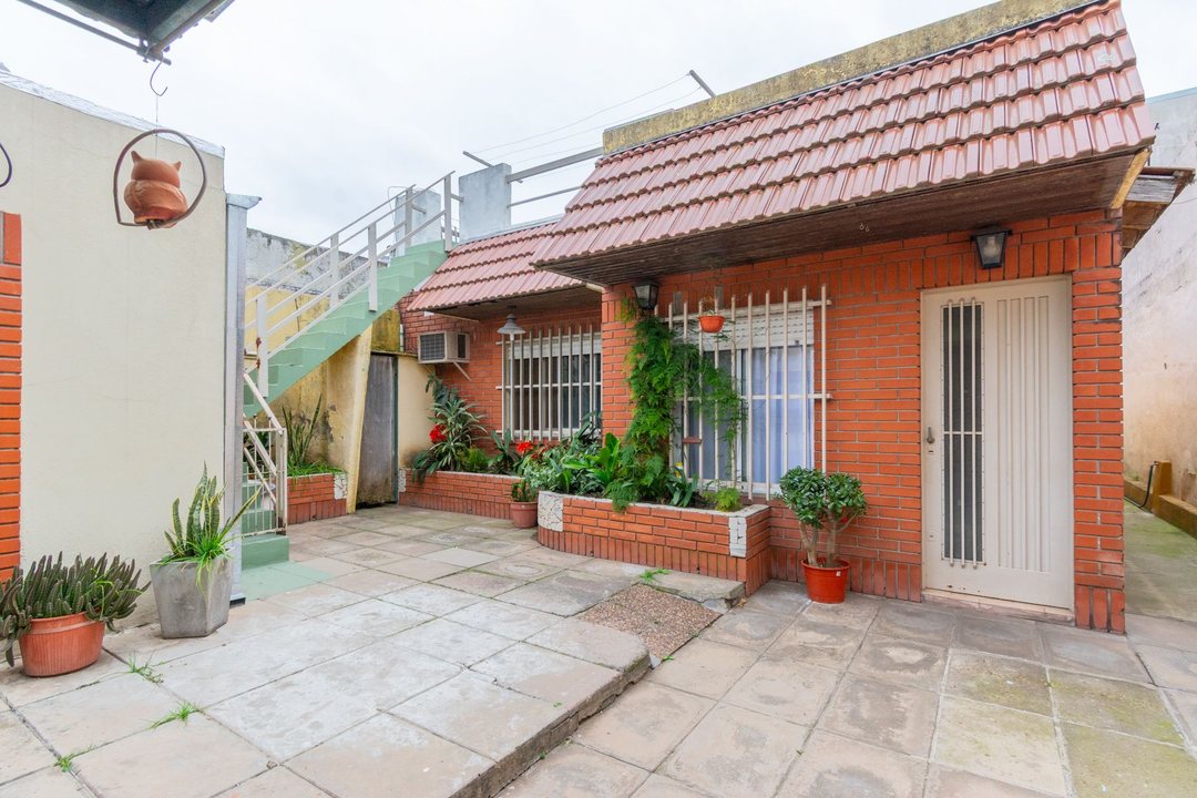 VENTA CASA MULTIFAMILIAR Y GALPÓN. CASEROS