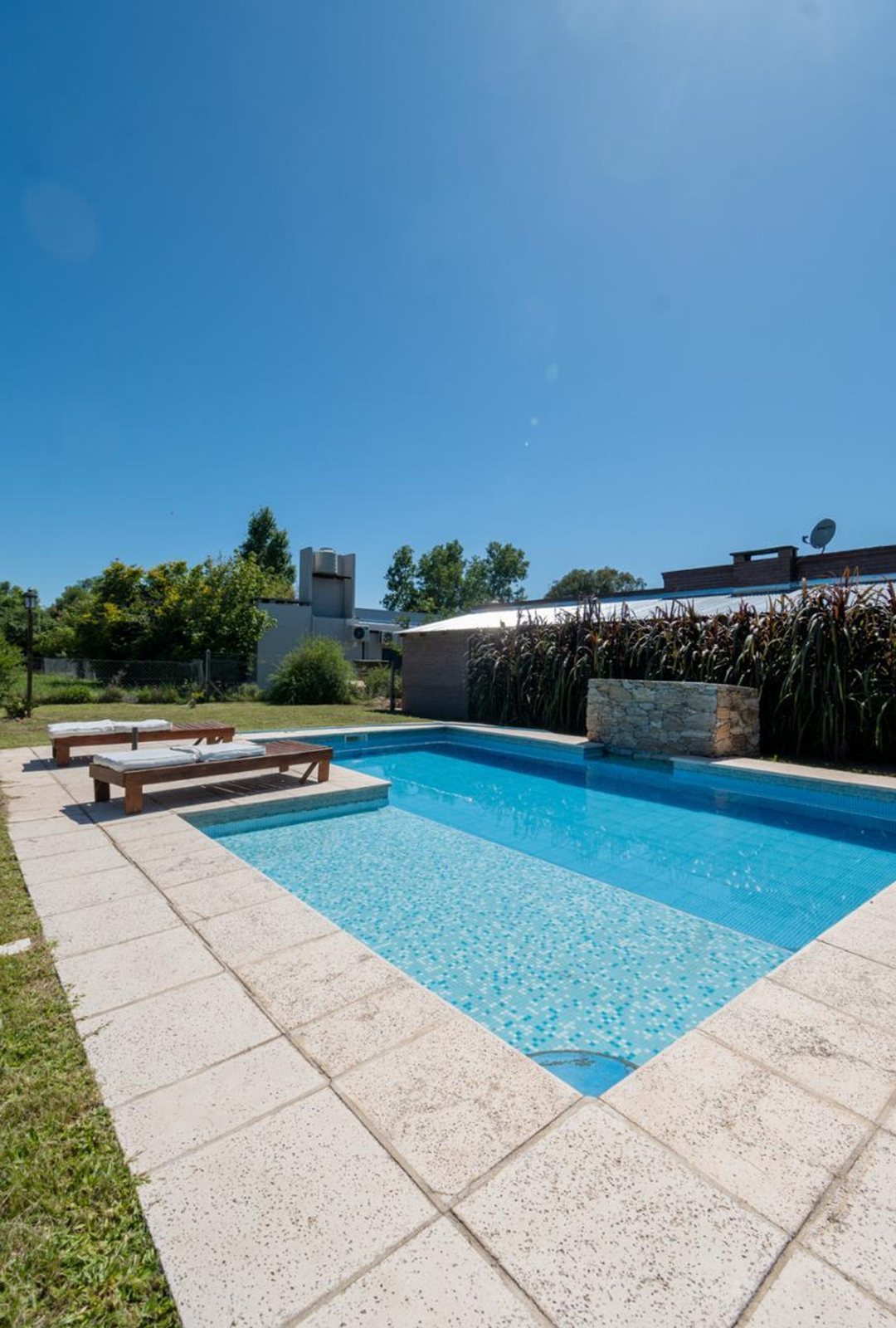 CASA MODERNA DE  3/4 DORMITORIOS CON PILETA Y COCH