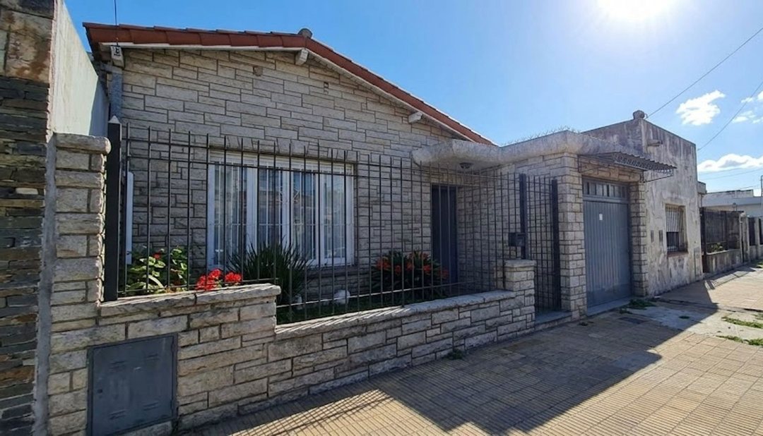 VENTA CASA 3 AMB GARAGE FONDO QUINCHO  SARANDI