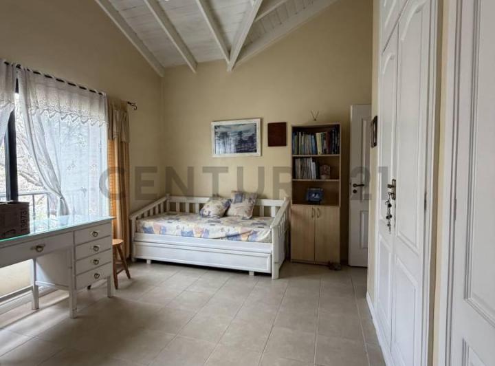 Casa · 330m² · 6 Ambientes · 4 Cocheras