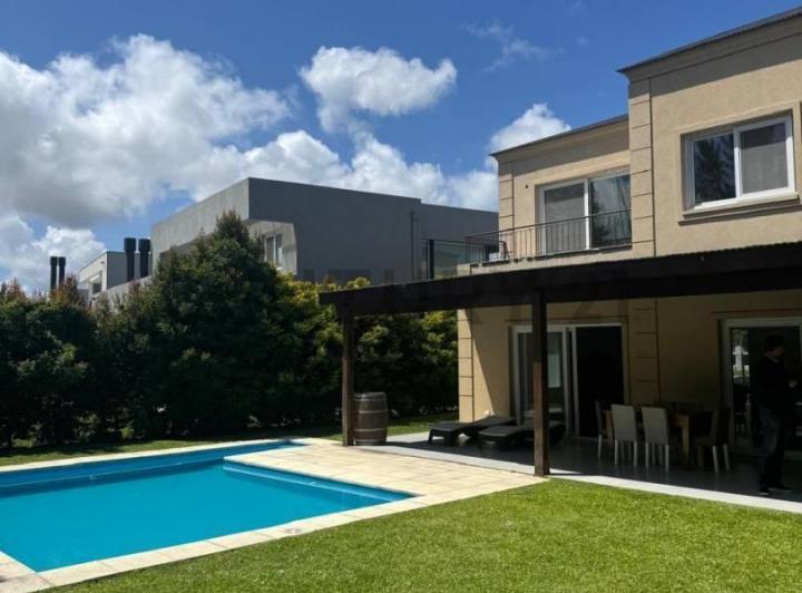 Casa · 200m² · 5 Ambientes