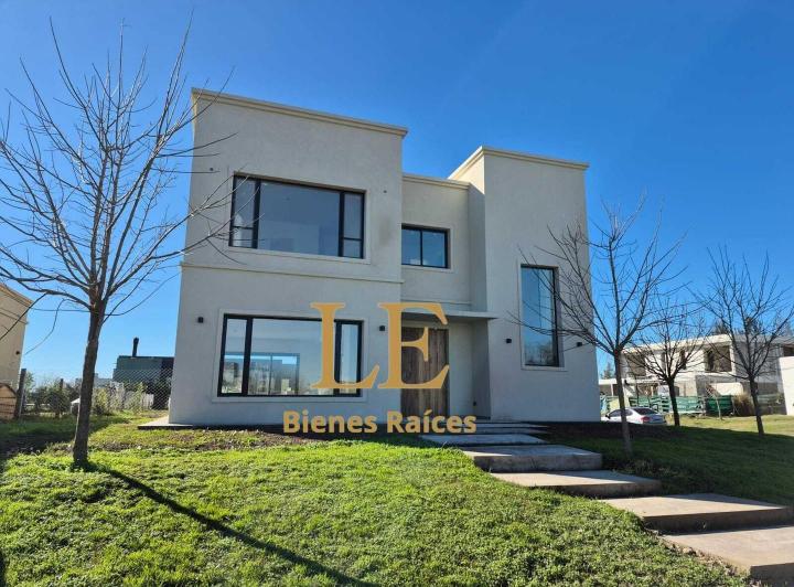 Casa · 287m² · 5 Ambientes · 4 Cocheras