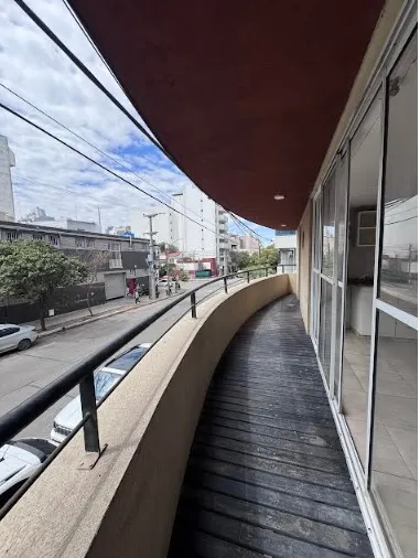 GRAL 1 DOMITORIO FRENTE CON BALCON A 1 CUADRA DE LA REINA FABIOLA