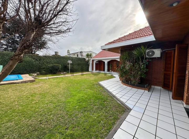 Casa · 325m² · 4 Ambientes · 2 Cocheras