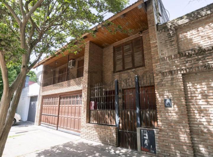 Casa · 258m² · 8 Ambientes · 2 Cocheras