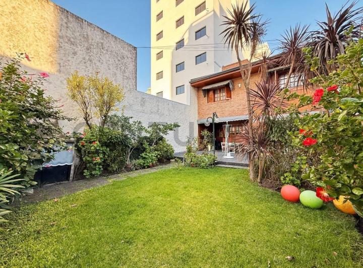 Casa · 270m² · 6 Ambientes · 1 Cochera