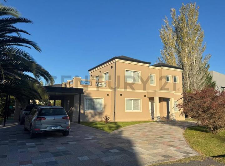 Casa · 273m² · 5 Ambientes · 2 Cocheras