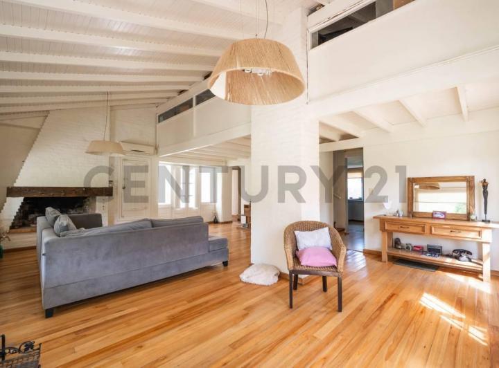 Casa · 350m² · 4 Dormitorios · 3 Cocheras