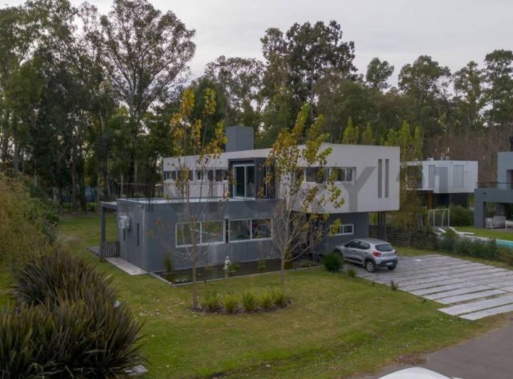 Casa · 370m² · 7 Ambientes · 4 Cocheras