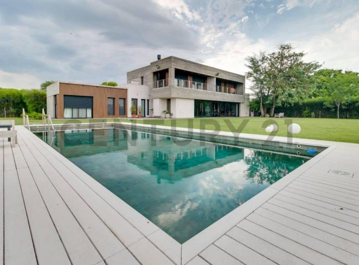 Casa · 695m² · 7 Ambientes · 2 Cocheras