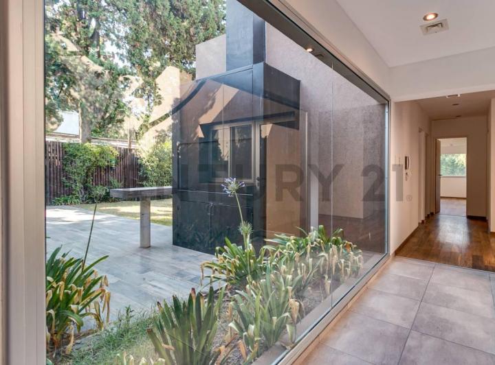 Casa · 216m² · 5 Ambientes · 2 Cocheras