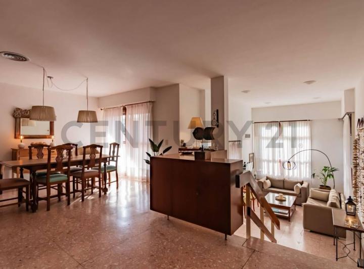 Casa · 210m² · 6 Ambientes · 2 Cocheras