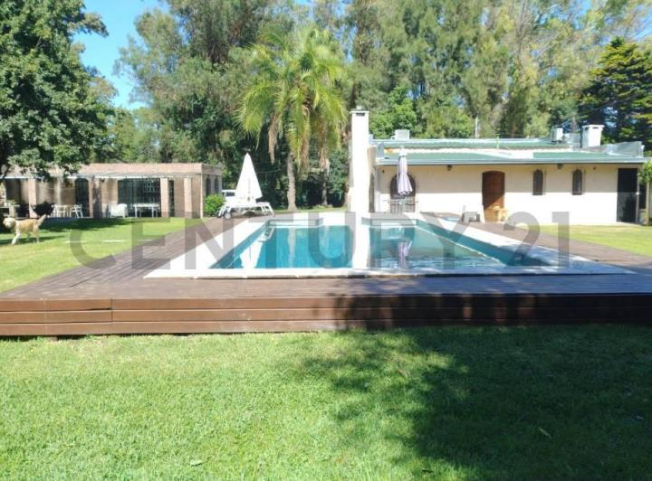 Casa · 230m² · 9 Ambientes · 5 Cocheras