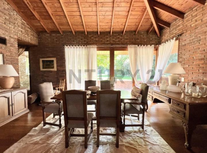 Casa · 378m² · 9 Ambientes · 3 Cocheras