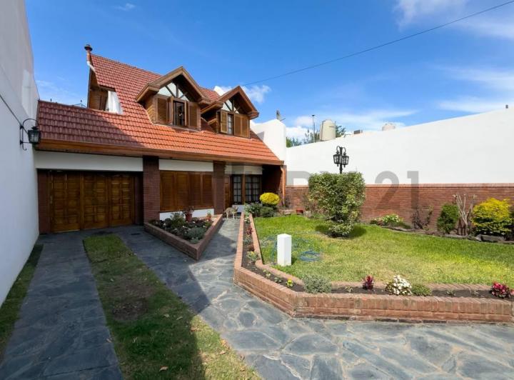 Casa · 250m² · 5 Ambientes · 3 Cocheras