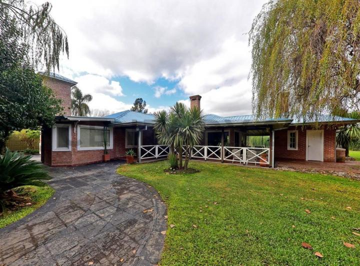 Casa · 230m² · 5 Ambientes · 2 Cocheras