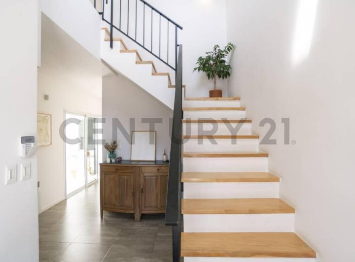 Casa · 220m² · 6 Ambientes · 2 Cocheras