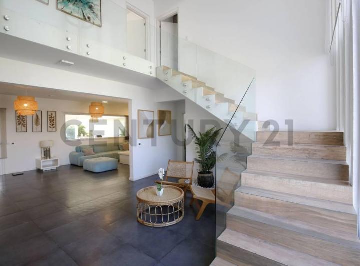 Casa · 305m² · 6 Ambientes · 7 Cocheras