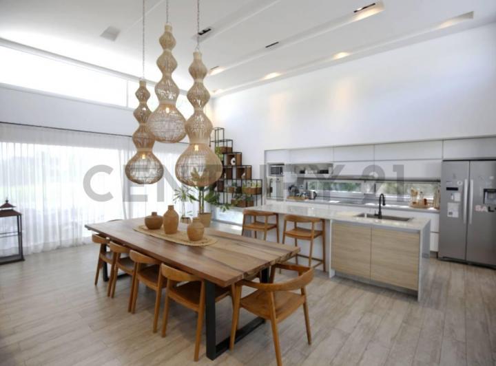Casa · 250m² · 5 Ambientes · 4 Cocheras