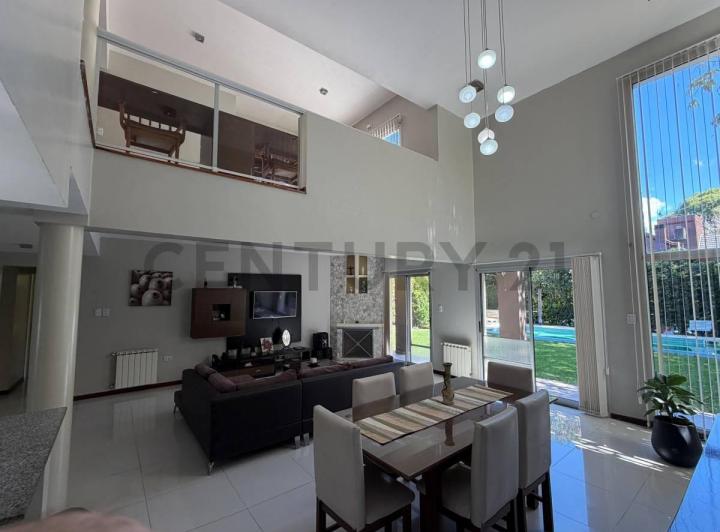 Casa · 240m² · 6 Ambientes · 4 Cocheras