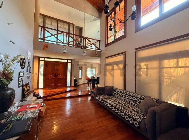 Casa · 260m² · 7 Ambientes · 2 Cocheras