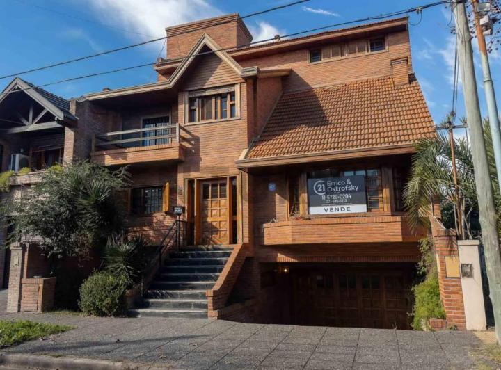 Casa · 300m² · 4 Dormitorios · 3 Cocheras