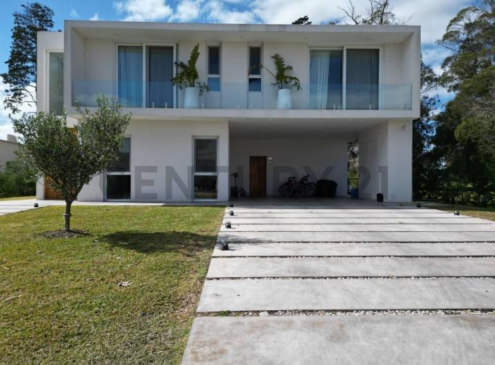 Casa · 300m² · 4 Dormitorios · 2 Cocheras