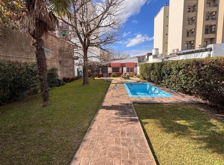 Casa · 180m² · 6 Ambientes · 4 Cocheras