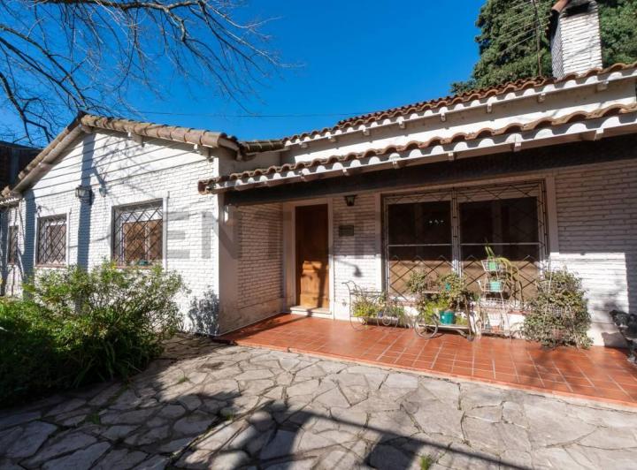 Casa · 216m² · 6 Ambientes · 4 Cocheras