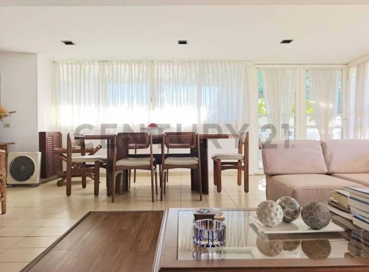 Casa · 270m² · 6 Ambientes · 1 Cochera