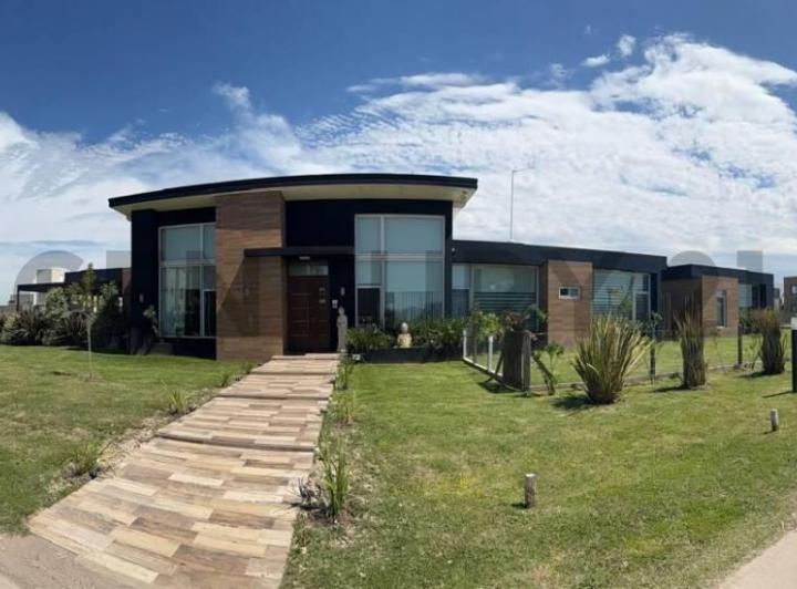 Casa · 290m² · 6 Ambientes