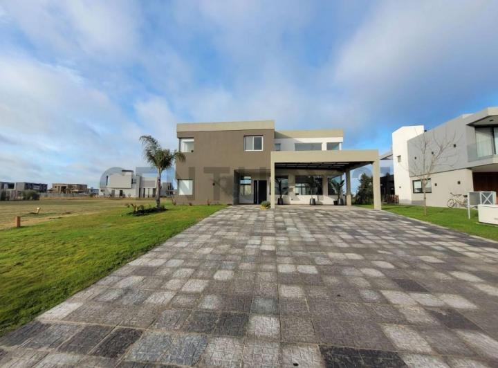 Casa · 297m² · 6 Ambientes · 6 Cocheras