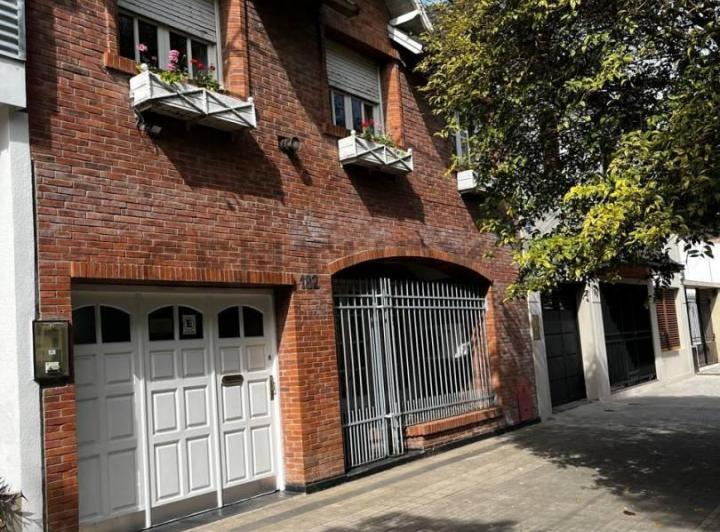 Casa · 335m² · 4 Dormitorios · 1 Cochera