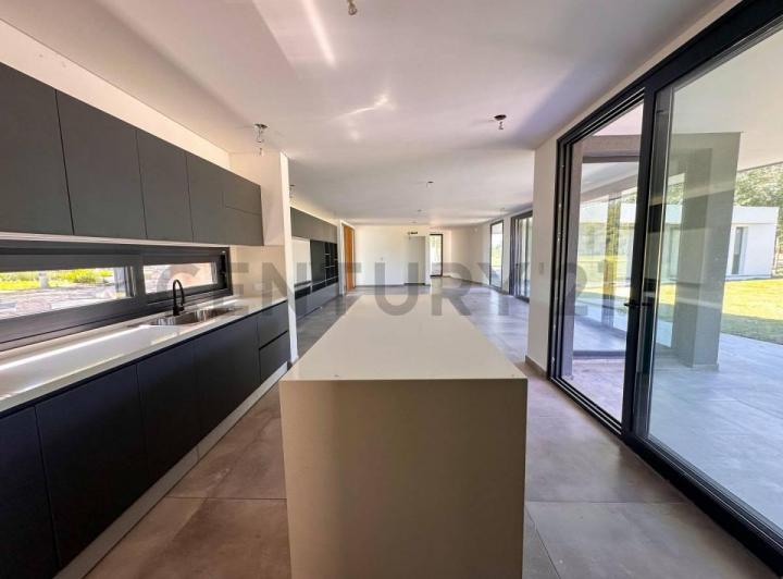 Casa · 219m² · 5 Ambientes · 2 Cocheras