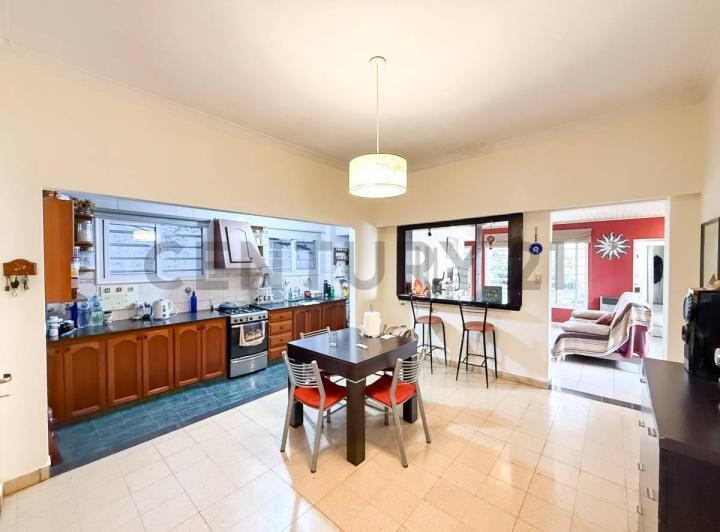 Casa · 225m² · 6 Ambientes · 1 Cochera