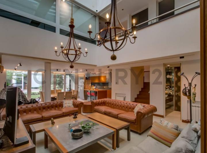 Casa · 400m² · 5 Ambientes · 2 Cocheras