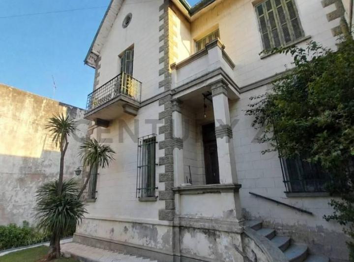 Casa · 370m² · 6 Ambientes · 3 Cocheras