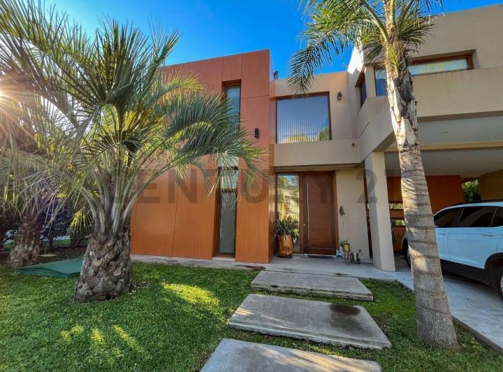 Casa · 370m² · 6 Ambientes · 2 Cocheras