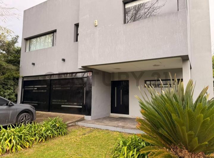 Casa · 227m² · 4 Dormitorios · 2 Cocheras