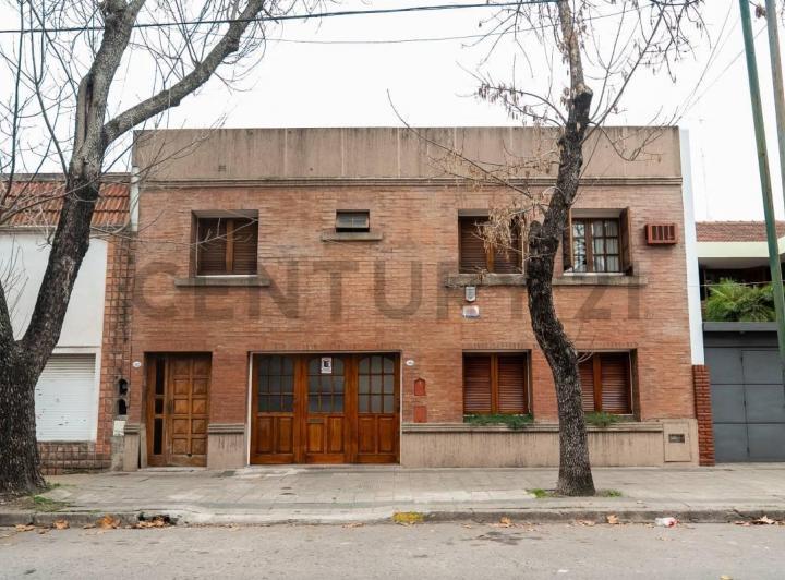 Casa · 200m² · 4 Dormitorios · 2 Cocheras