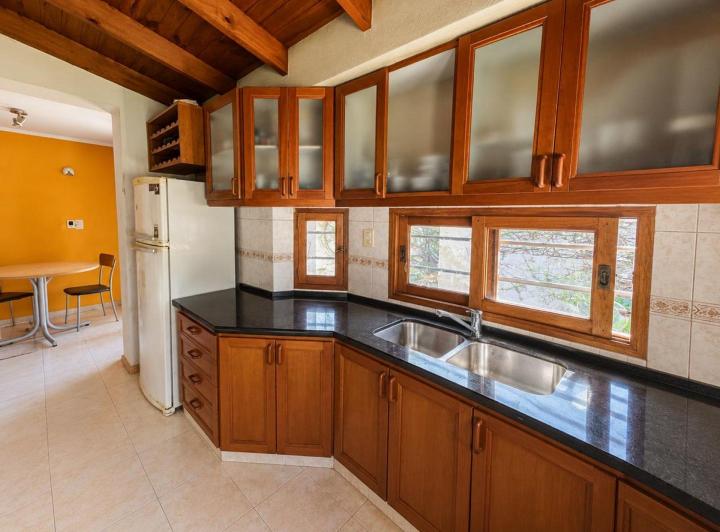 Casa · 240m² · 7 Ambientes · 2 Cocheras