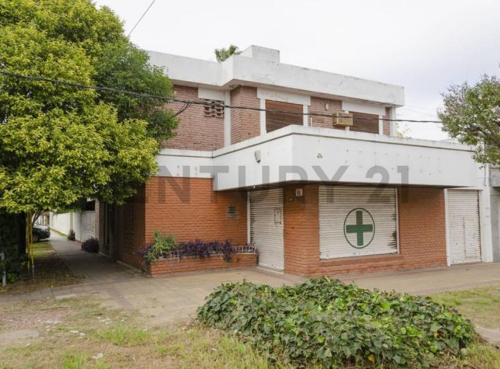 Casa · 231m² · 6 Ambientes · 2 Cocheras