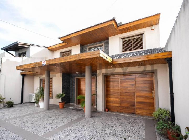 Casa · 180m² · 4 Dormitorios · 2 Cocheras