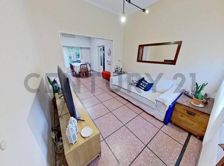 Casa · 216m² · 6 Ambientes · 2 Cocheras