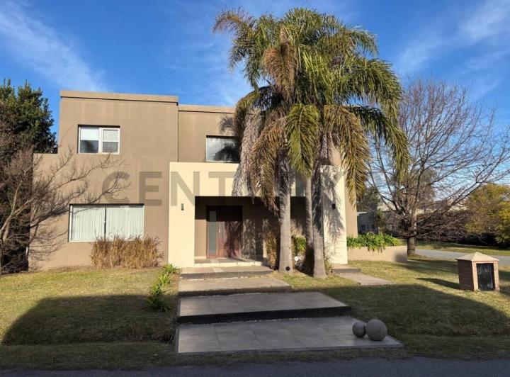 Casa · 295m² · 5 Ambientes · 2 Cocheras