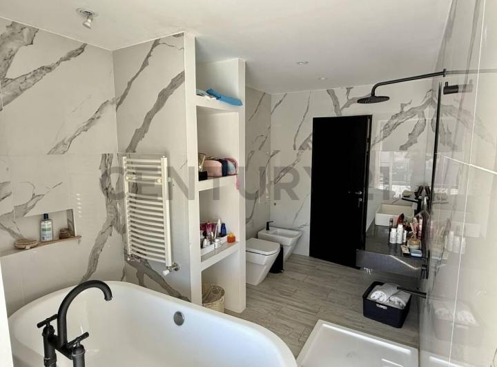 Casa · 367m² · 8 Ambientes · 1 Cochera