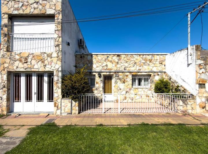 Casa · 220m² · 6 Ambientes · 3 Cocheras