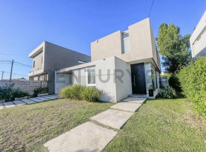 Casa · 193m² · 6 Ambientes · 2 Cocheras