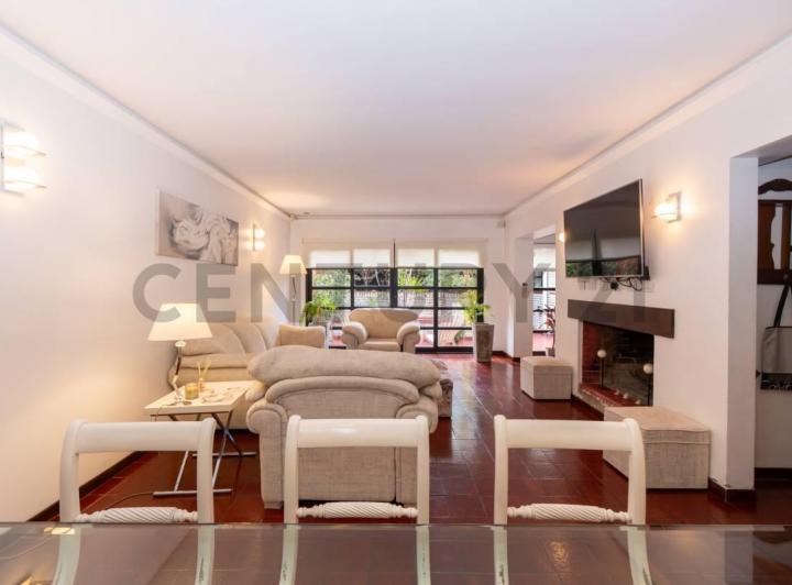 Casa · 248m² · 5 Ambientes · 2 Cocheras